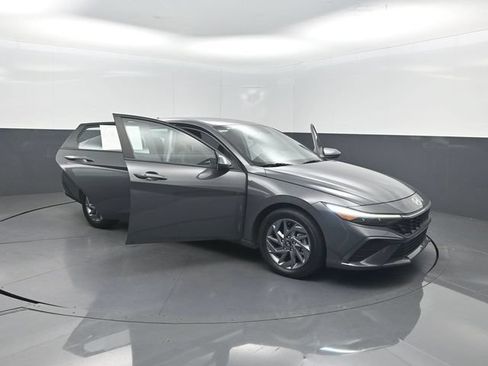Used 2024 Hyundai Elantra SEL FWD image 33