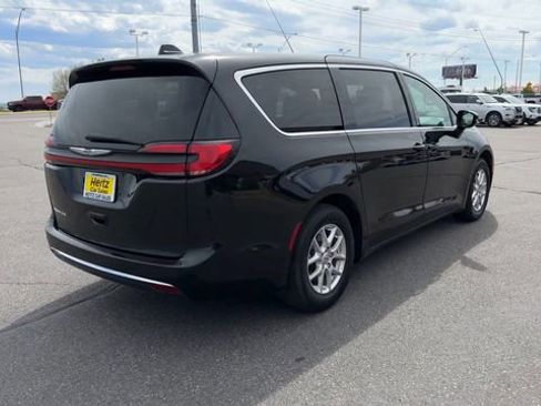 Used 2025 Chrysler Pacifica Select FWD image 8