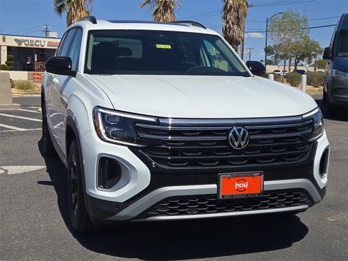 New 2025 Volkswagen Atlas Peak Edition SE image 2