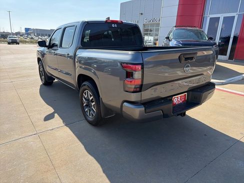 Used 2024 Nissan Frontier SL image 3