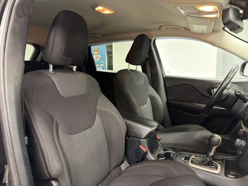 Used 2015 Jeep Cherokee Latitude w/ Cold Weather Group image 12