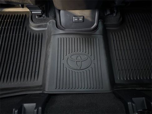 Used 2023 Toyota Highlander XLE image 23