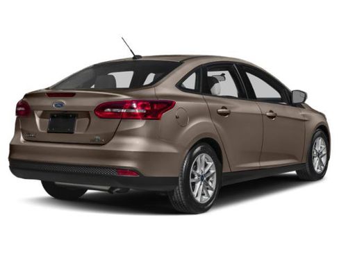 Used 2018 Ford Focus SE FWD image 2