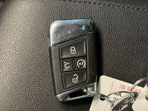 Used 2020 Volkswagen Tiguan SE w/ Panoramic Sunroof Package image 17