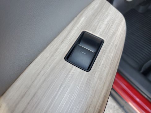 Used 2024 Toyota Venza Limited image 15