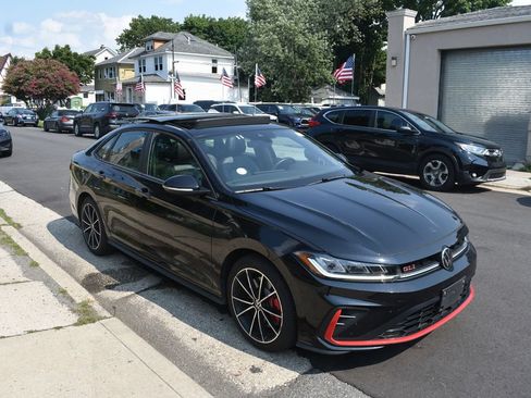 Used 2025 Volkswagen Jetta GLI Autobahn FWD image 4