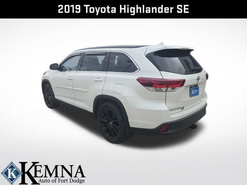 Used 2019 Toyota Highlander SE image 11