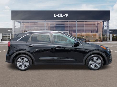 Certified 2022 Kia Niro LX FWD image 3
