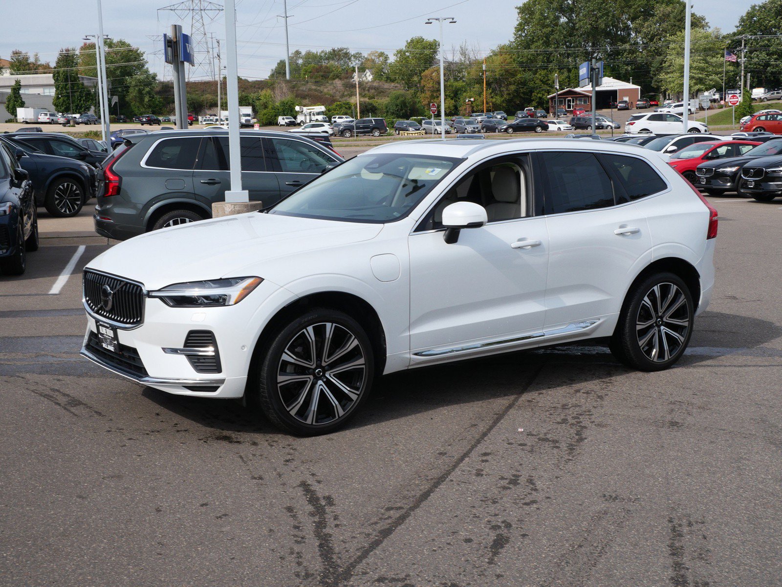 Certified 2023 Volvo XC60 T8 Ultimate w/ Climate Package AWD/4WD image 3