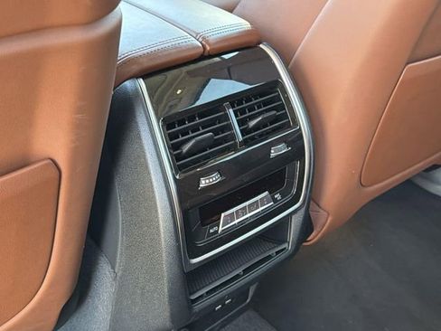 Used 2023 BMW X7 xDrive40i AWD/4WD image 27
