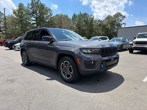 Used 2022 Jeep Grand Cherokee Trailhawk w/ Advanced Protech Group II AWD/4WD image 4