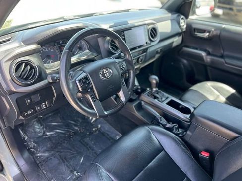 Used 2022 Toyota Tacoma TRD Sport w/ TRD Premium Sport Package AWD/4WD image 18