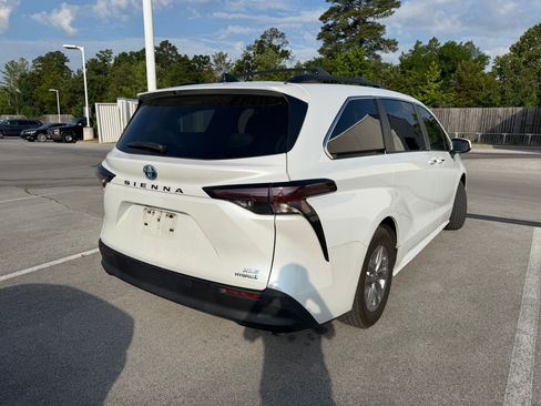 Used 2023 Toyota Sienna XLE FWD image 5