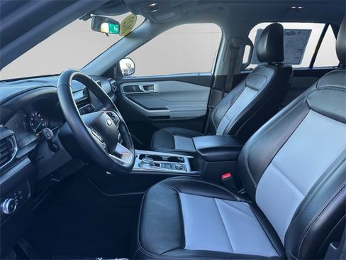 Used 2022 Ford Explorer XLT w/ Equipment Group 202A image 9