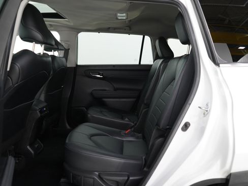 Used 2022 Toyota Highlander XLE image 19