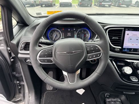 Used 2025 Chrysler Pacifica Select FWD image 11