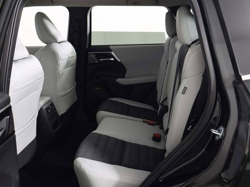 New 2025 Mitsubishi Outlander SE image 31