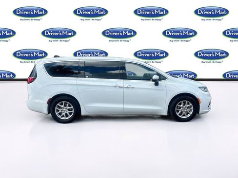 Used 2023 Chrysler Pacifica Touring-L FWD image 8