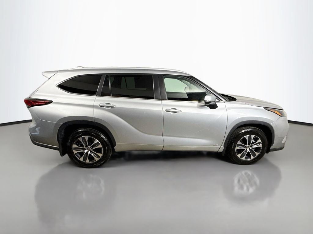 Certified 2023 Toyota Highlander XLE AWD/4WD image 8
