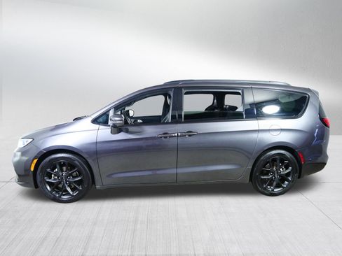 Used 2022 Chrysler Pacifica Limited w/ Uconnect Theater Family Group FWD image 4