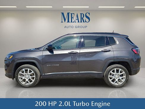 Used 2023 Jeep Compass Latitude image 3