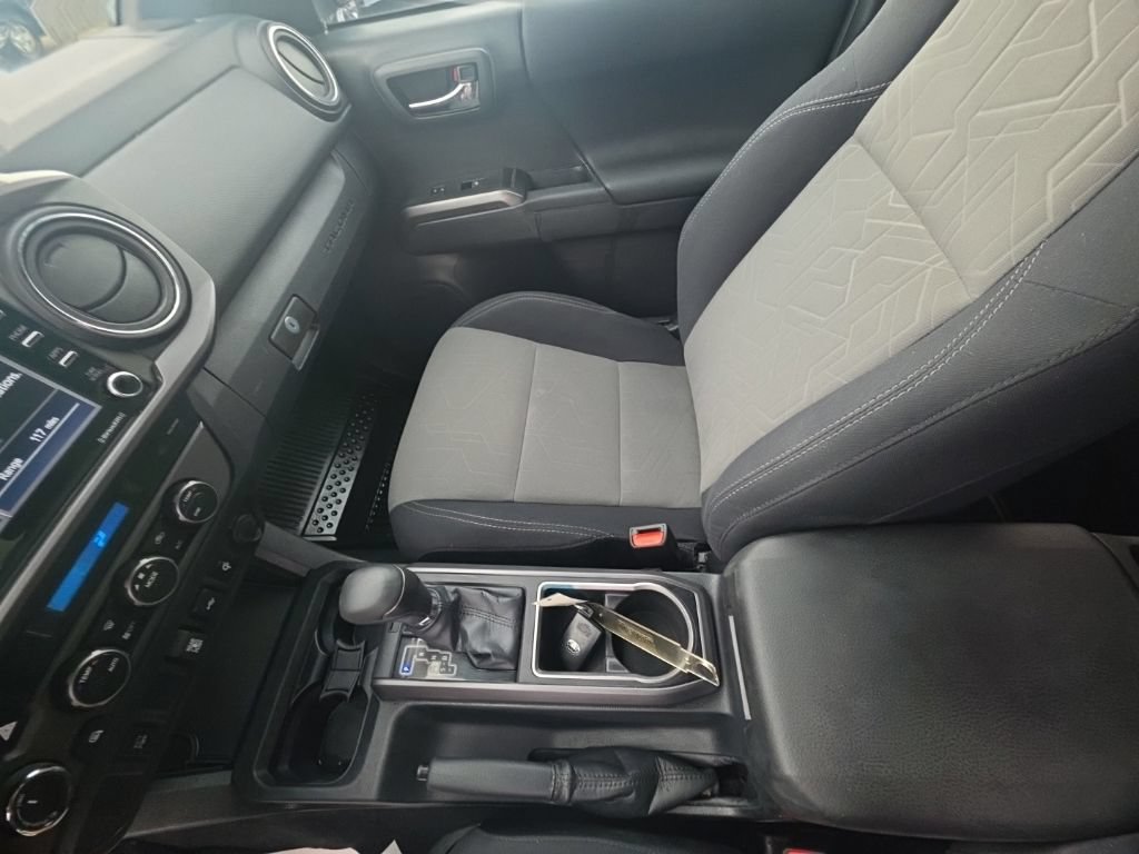 Used 2022 Toyota Tacoma TRD Sport AWD/4WD image 21