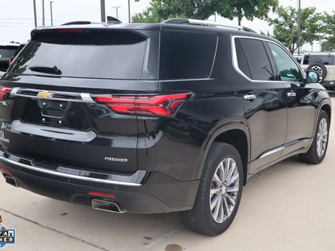 Used 2023 Chevrolet Traverse Premier FWD image 3