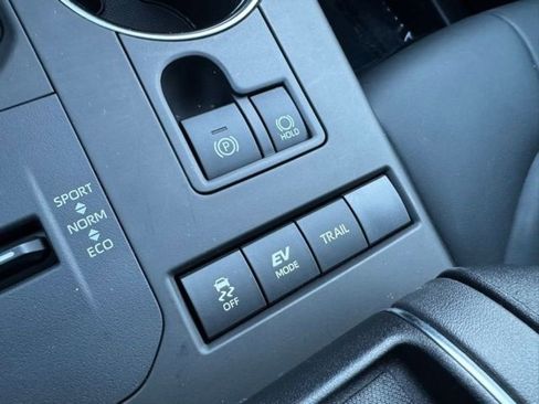 Used 2022 Toyota Highlander XLE AWD/4WD image 19