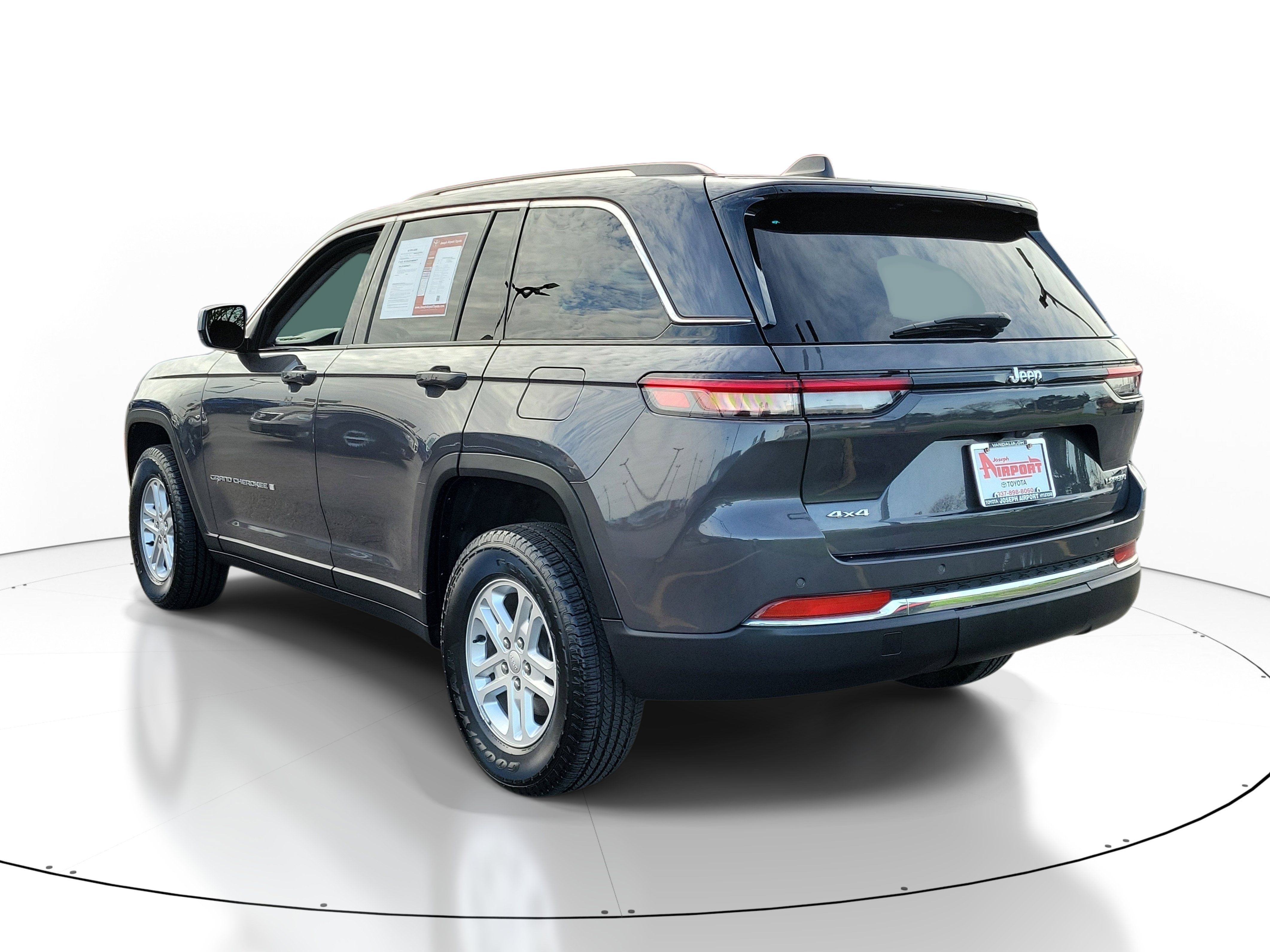 Used 2024 Jeep Grand Cherokee Laredo AWD/4WD image 3