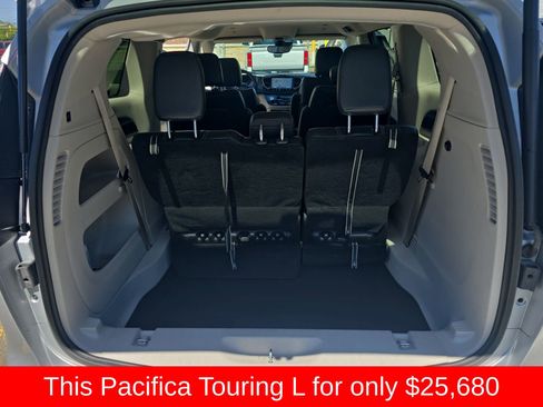 Used 2024 Chrysler Pacifica Touring-L FWD image 19