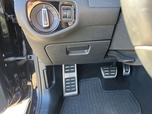 Used 2018 Volkswagen Golf R 4-Door image 27