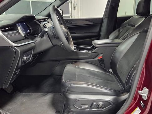 Used 2025 Jeep Grand Cherokee Altitude AWD/4WD image 5