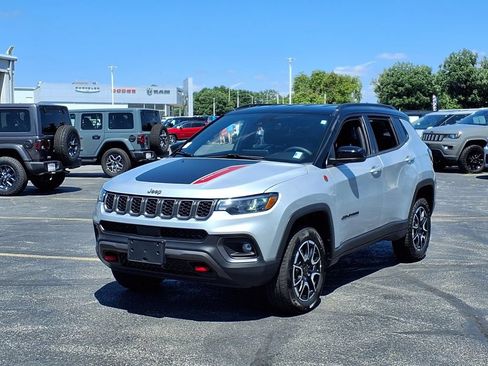 Used 2025 Jeep Compass Trailhawk AWD/4WD image 2