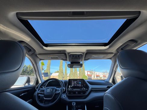 Used 2022 Toyota Highlander XLE image 16