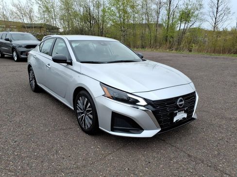 Used 2024 Nissan Altima 2.5 SV FWD image 7