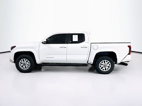 Used 2025 Toyota Tacoma SR5 AWD/4WD image 4