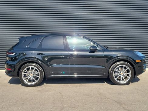 Used 2025 Porsche Cayenne image 8