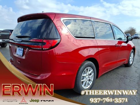 New 2026 Chrysler Pacifica Select image 5