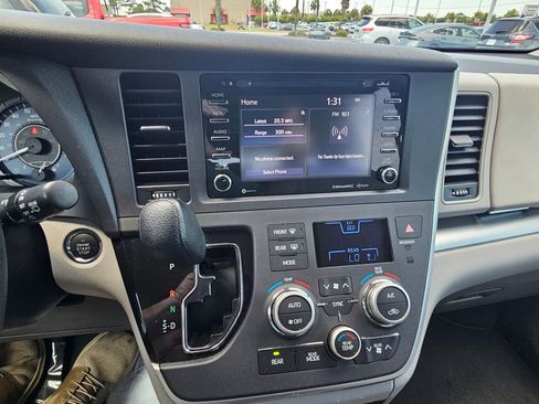 Used 2020 Toyota Sienna LE w/ LE Preferred Package FWD image 23