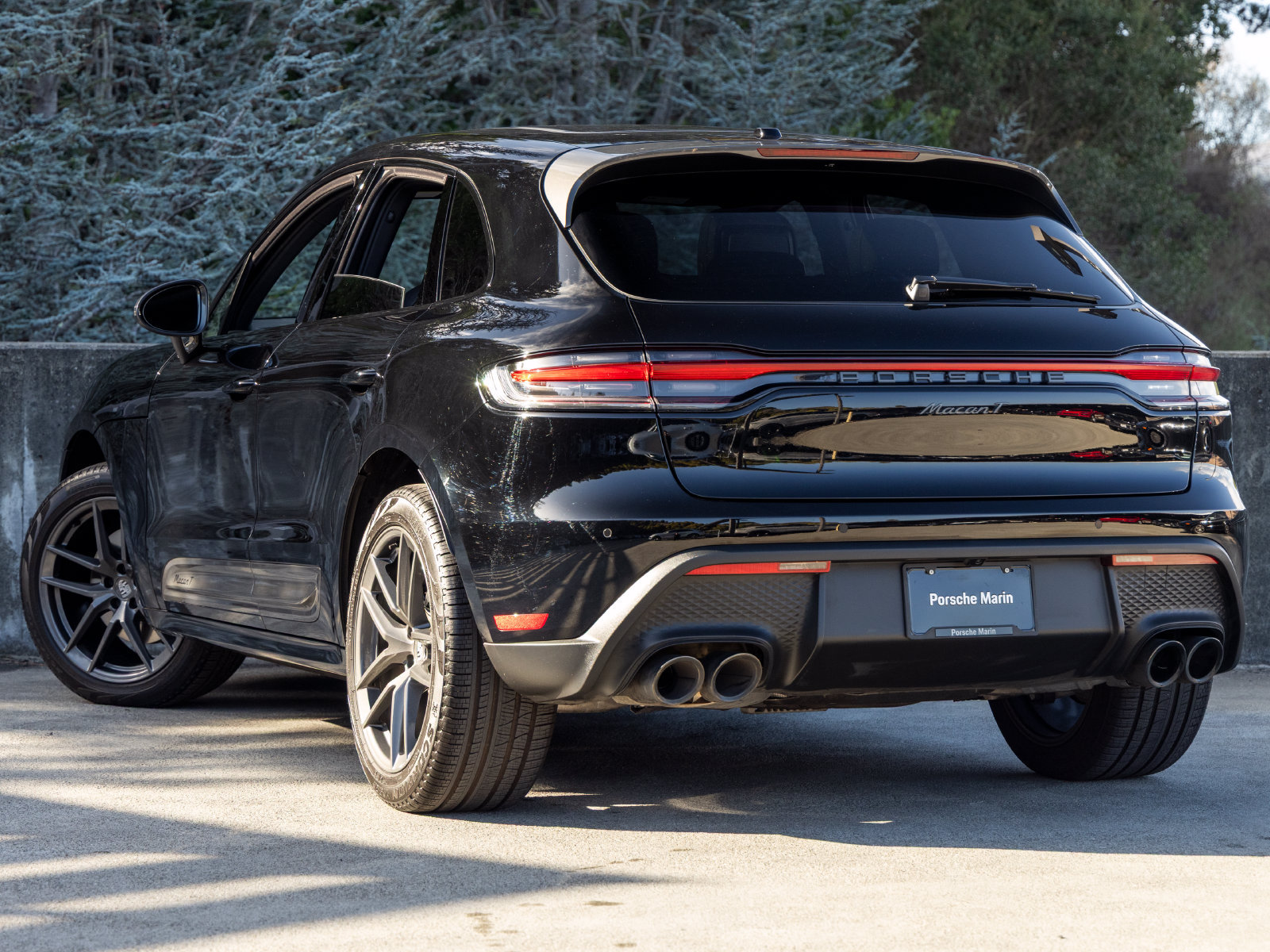 Certified 2025 Porsche Macan Turbo AWD/4WD image 3