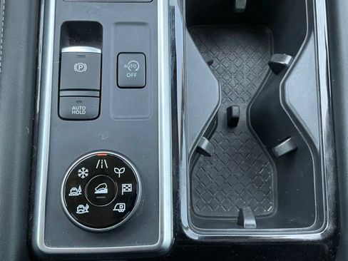 Used 2025 Nissan Pathfinder SL AWD/4WD image 28
