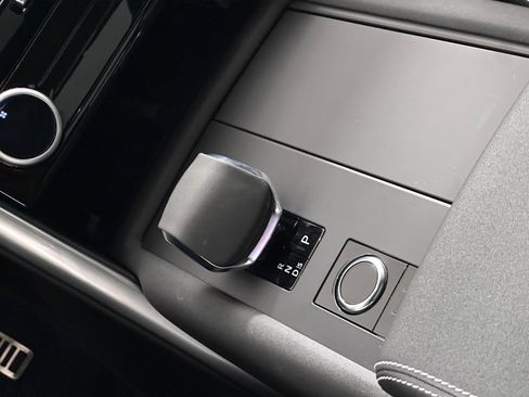 Used 2024 Land Rover Discovery Dynamic SE image 17