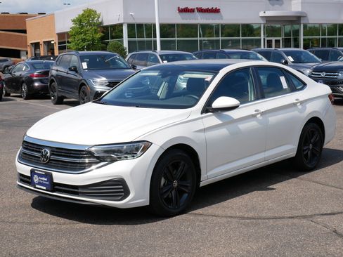 Used 2023 Volkswagen Jetta SE w/ Panoramic Sunroof Package FWD image 3