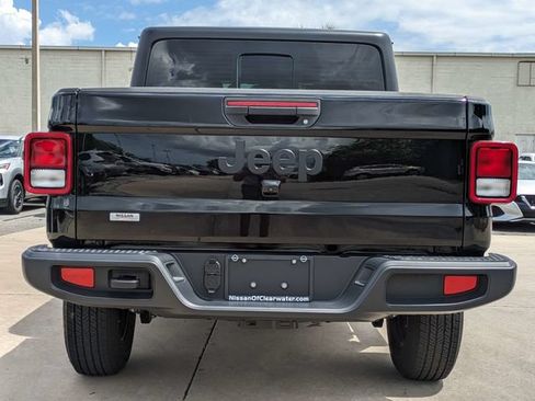 Used 2025 Jeep Gladiator Sport AWD/4WD image 7
