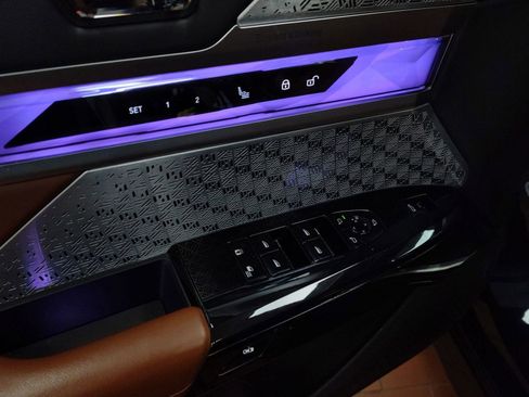 Certified 2023 BMW 760i xDrive w/ Luxury Rear Seating Package image 12