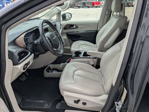 Used 2018 Chrysler Pacifica Touring-L Plus w/ Tire & Wheel Group FWD image 2