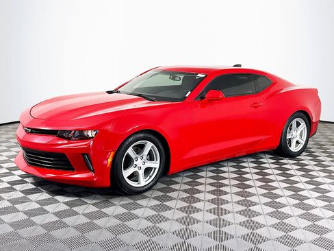 Used 2018 Chevrolet Camaro LT w/ Technology Package RWD image 4