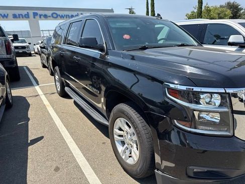 Used 2020 Chevrolet Suburban LT w/ Luxury Package RWD image 2