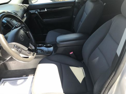 Used 2013 Kia Sorento LX image 10