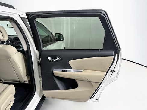 Used 2020 Dodge Journey SE image 28